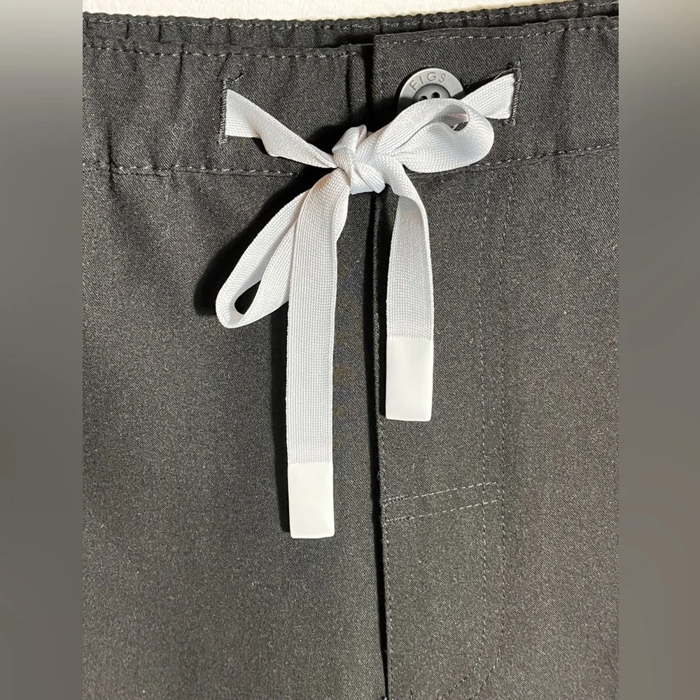 Figs Men's two tone straight leg scrub pants with button and drawstring Large